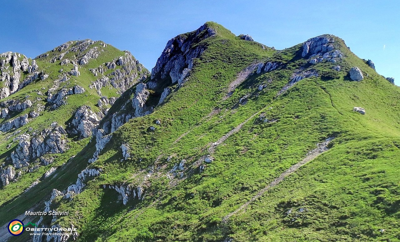 31 Un dosso dopo l'altro, ecco la Cima di Campelli, sulla sinistra appare finalmente l'Alben....JPG